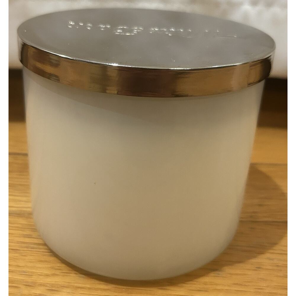 New White Barn 14.5 oz White Gardenia Candle - Picture 3 of 7